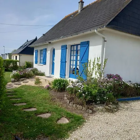 Holiday home Souvenir Du Guil: Seaside With Garden In *