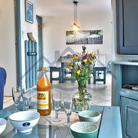Holiday home Souvenir Du Guil: Seaside With Garden In *